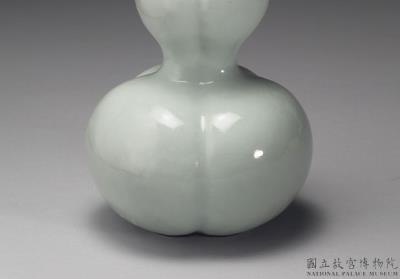 图片[2]-Gourd-shaped vase with three-neck body in pale green glaze, Qing dynasty, Qianlong reign (1736-1795)-China Archive